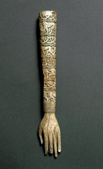 Etruskische oudheid: voorarm of handvat van flabellum (liturgische waaier) in ivoor. Uit het graf Barberini in Preneste (Palestrina). 7e eeuw v.Chr. Rome, Museo Nazionale di Villa Giulia door Etruscan