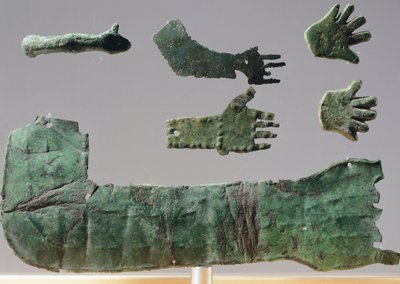 Ex-voto in bronzen plaat die de bovenste ledematen afbeeldt. Artefacten uit de objecten van het Heiligdom van Reithia Este (Venetië). Etruskische Beschaving, 5e-4e eeuw v.Chr. door Etruscan