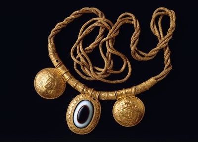 Gouden ketting en bullae, uit Todi (Umbrië). Etruskische beschaving, 4e eeuw v.Chr. door Etruscan