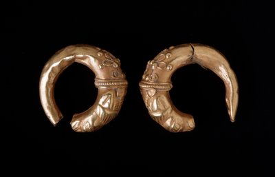 Gouden oorbellen, 450-400 v.Chr. door Etruscan