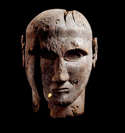 Hoofd van een man, houten sculptuur met sporen van goud, 7e eeuw v.Chr. door Etruscan