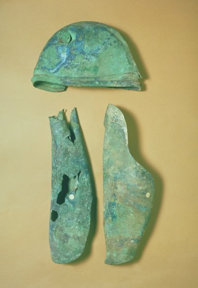 Helm en scheenplaten, Italo-Etruskisch, begin 5e eeuw v.Chr. door Etruscan