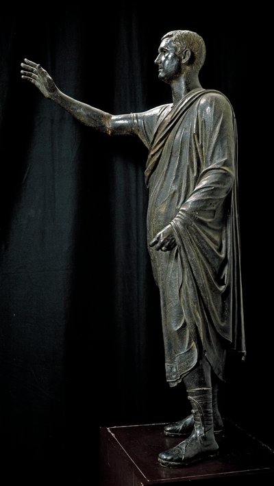 Romeins Etruskische kunst: bronzen standbeeld van Aulo Metello genaamd de Harangueur - 80 v.Chr., Van Pila bij Perugia, Dim. 179 cm - Florence, Museo Archeologico - Portret van Aule Metele (Aulus Metellus) ook bekend als De Orator (L