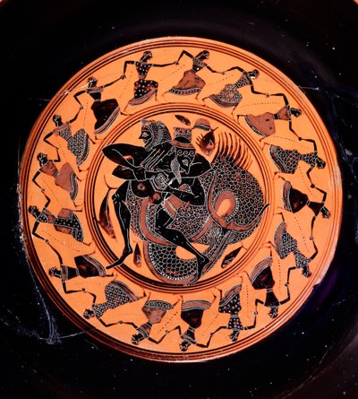 Terracotta kylix die Hercules afbeeldt vechtend met Triton, omringd door zeventien dansende Nereïden, 6e eeuw v.Chr. door Etruscan
