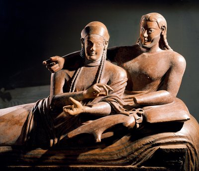 Etruskische kunst: Sarcofaag van de echtgenoten, terracotta beeldhouwwerk van een paar op het grafbed (detail), uit Cerveteri, Italië. 525-500 v.Chr. Parijs, Louvre door Etruscan Etruscan