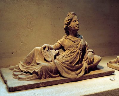 Etruskische kunst: deksel van een grafurn die de vrouw van de overledene met een waaier toont. Van het grafmonument van Chiusi (Toscane, Italië). 2e eeuw na Christus. Parijs, Louvre Museum door Etruscan Etruscan