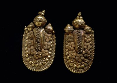 Etruskische kunst: gouden oorbellen Dim 6 cm Florence, Museo Archeologico door Etruscan Etruscan