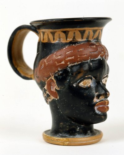 Etruskische vaas in de vorm van een zwart mannenhoofd. Museo Nazionale de Tarquinia. door Etruscan Etruscan
