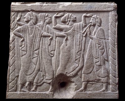 Reliëf met dansers van een marmeren mijlpaal van Chiusi, Italië, 6e eeuw v.Chr. door Etruscan Etruscan