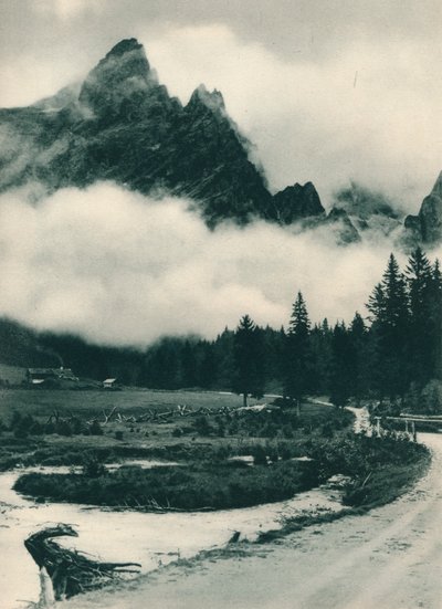 Pala-groep in wolken, San Martino di Castrozza, Dolomieten, Italië, 1927 door Eugen Poppel