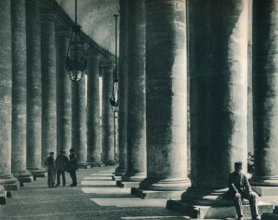 Deel van de zuilengang op het Sint-Pietersplein, Rome, Italië, 1927 door Eugen Poppel