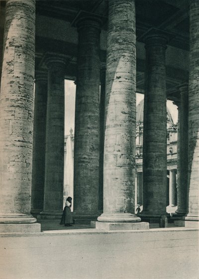 Deel van de colonnade op het Sint-Pietersplein, Rome, Italië, ca. 1926-1927 door Eugen Poppel