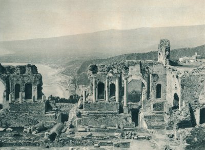 Podium en kleedkamer van het Griekse Theater, Taormina, Sicilië, Italië door Eugen Poppel