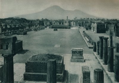Uitzicht op het forum met de Vesuvius in de verte, Pompeii, Italië, 1927 door Eugen Poppel