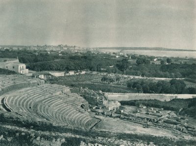 Uitzicht op de stad vanaf het Griekse theater, Syracuse, Sicilië, Italië, 1927 door Eugen Poppel