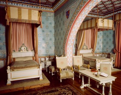 Roze kamer met meubels door Eugene Viollet le Duc en Edmond Clement-Louis-Marie-Duthoit, Chateau Neuf binnen Chateau de Roquetaillade, Frankrijk door Eugene and Duthoit Edmond Viollet Le Duc