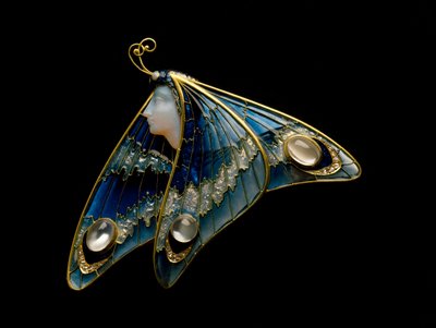 Art Nouveau: gouden broche, doorschijnend email, opaal, maansteen en diamant in de vorm van een vlindervrouw. Atelier Eugene Feuillatre. 1900 Parma door Eugene Feuillatre