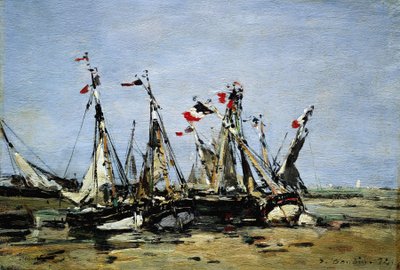 Trouville (Frankrijk), wachtend op het tij, vissersboten op het strand, versierd met Franse vlaggen, ter herdenking van de Franse Revolutie van 1789 door Eugene Louis Boudin