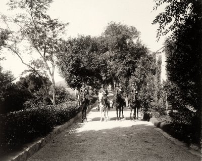 Een groep uniformed mannen te paard op de boerderij Lo Zucco, Sicilië, ca. 1900 door Eugenio Interguglielmi