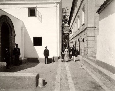 Mannen in uniform begeleiden een elegant geklede vrouw naar de kerk van de boerderij van Lo Zucco, Sicilië, 1900 door Eugenio Interguglielmi