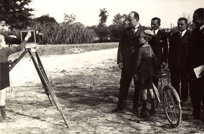 Mussolini poseert met zijn zoon voor een fotograaf door Eugenio Risi