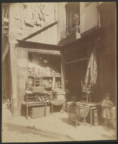 Brocanteur, Un Coin de la Rue Beaubourg, 8 (4) door Eugène Atget