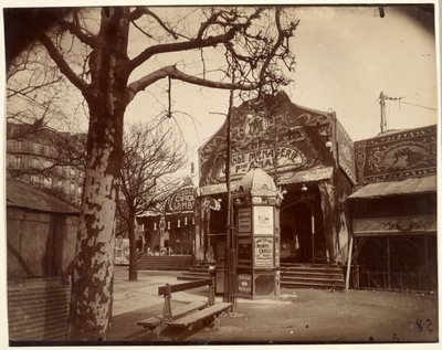 Fête Vaugirard (straatmarkt en kiosk) door Eugène Atget