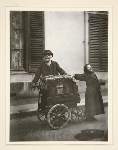 Joueur d door Eugène Atget