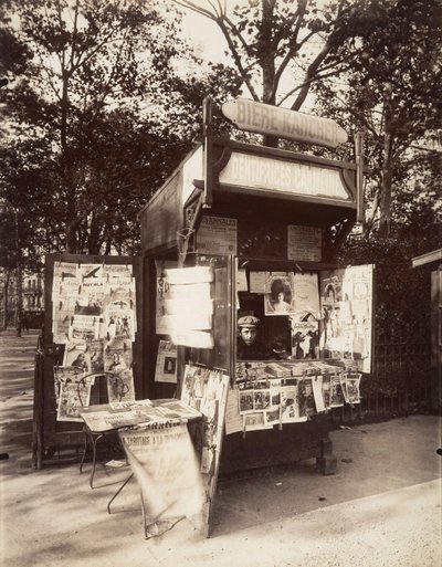 Kiosk in Parijs, c.1910 door Eugène Atget