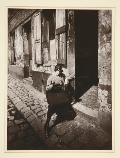 La Villette, straatprostituee wacht op een klant, 19e arrondissement, april 1921 door Eugène Atget