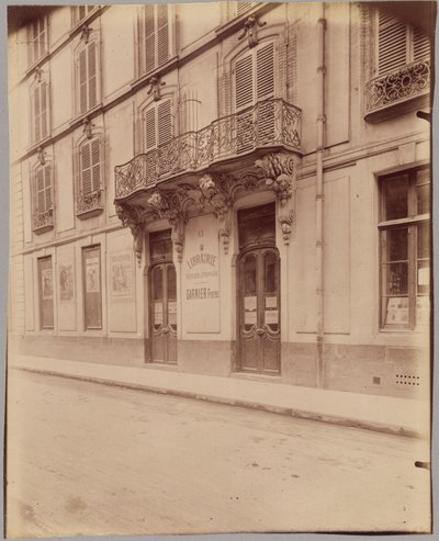 [Librairie Garnier Frères, 6 rue des Saints-Pères]. door Eugène Atget