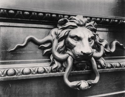 Leeuwen deurklopper, Parijs door Eugène Atget