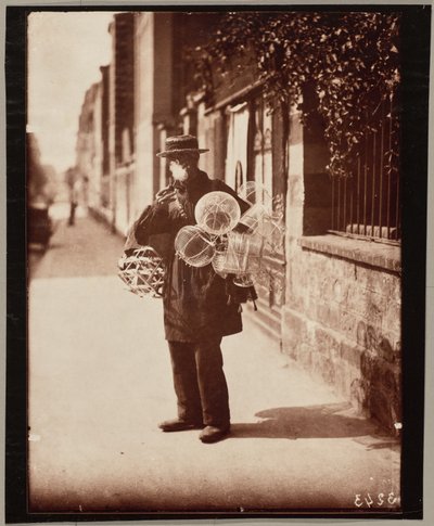 Handelaar in draadmanden door Eugène Atget