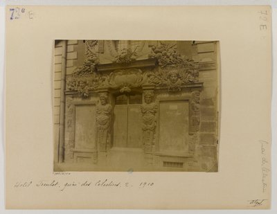 Porte, gevel aan de straat, hotel de Fieubet (hotel de la Valette, Massillon school), 2 quai des Célestins, 4e arrondissement, Parijs door Eugène Atget