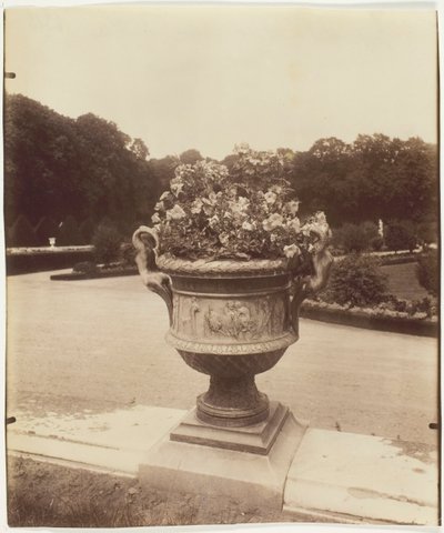 Versailles, Vaas door Ballin, 1902 door Eugène Atget