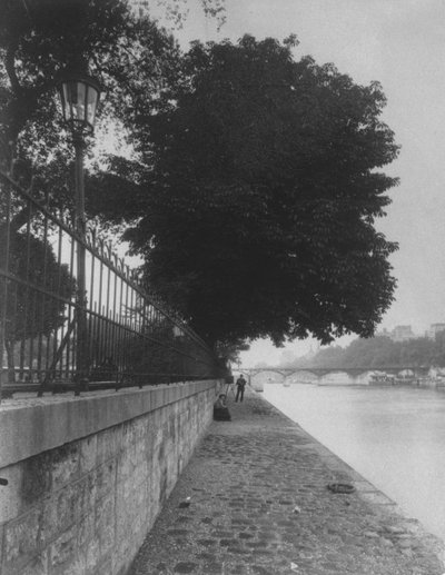 Uitzicht op Pont des Arts vanaf het Terre-Plein van Pont Neuf, 1911 door Eugène Atget