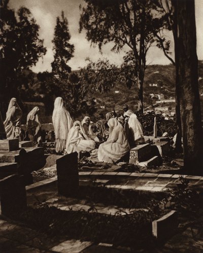 Algiers, Arabische vrouwen op een begraafplaats door European Photographer