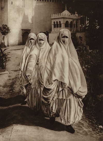 Algiers, Vrouwen aan de wandel door European Photographer