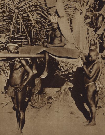 Hoofd van een Afrikaanse Pygmeeënstam wordt gedragen op een draagstoel (zw/w foto) door European Photographer