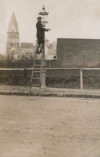 Man op een ladder die een straatlantaarn repareert door European Photographer