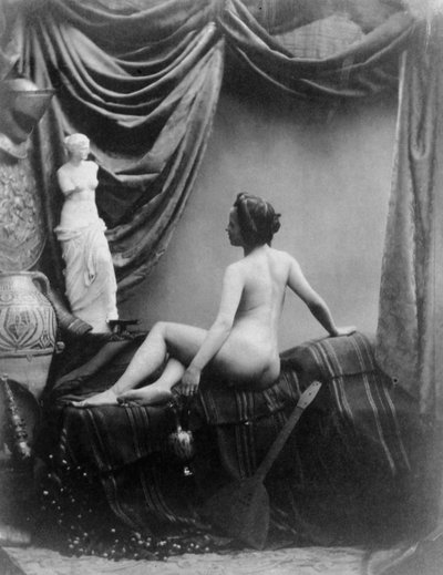 Naakte dame bewondert het beeld van de Venus van Milo door European Photographer