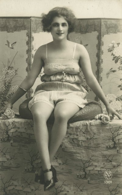 Portret van een zittende vrouw in haar ondergoed door European Photographer