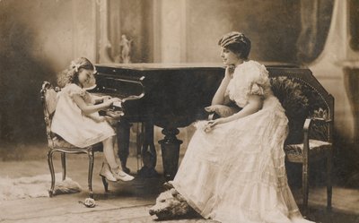 Portret van een vrouw die een jong meisje piano ziet spelen door European Photographer