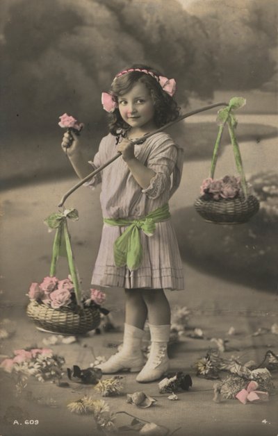 Portret van een jong meisje met manden bloemen door European Photographer