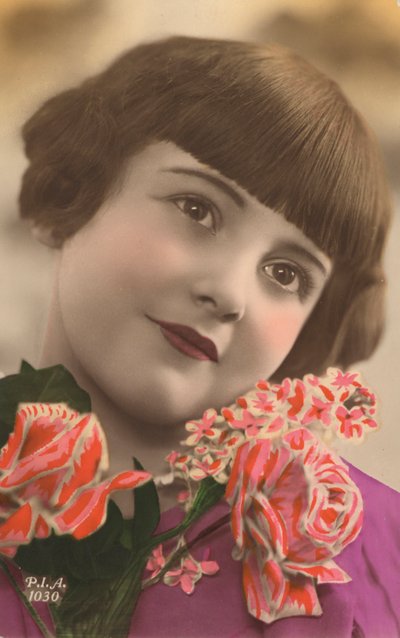 Portret van een jong meisje met bloemen door European Photographer