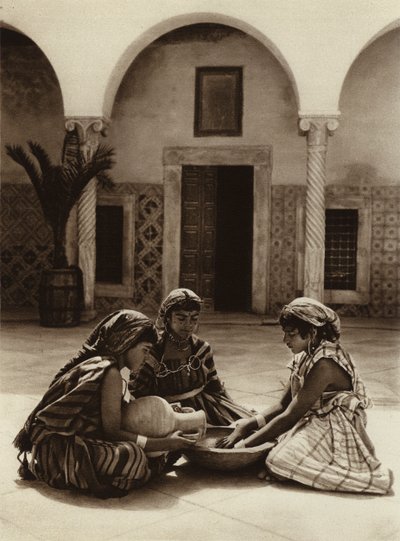 Tunis, Groep vrouwen in een Arabisch huis door European Photographer