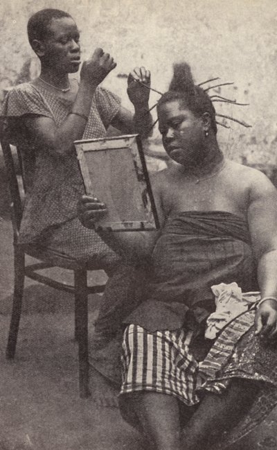 West-Afrikaanse vrouw laat haar haar doen (zw/w foto) door European Photographer