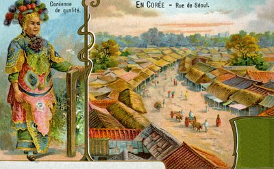 Een Koreaanse dame in traditionele kleding en een straatbeeld van Seoul, 1904 door European School