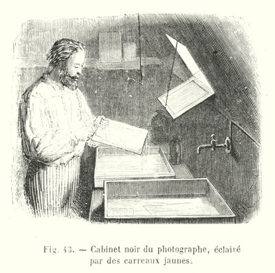 Zwarte kamer van de fotograaf, verlicht door gele ruiten (gravure) door European School