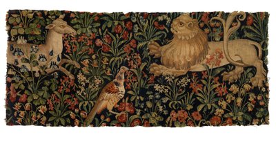 Wandtapijtfragment van mille fleurs met hert, leeuw en fazant door European School